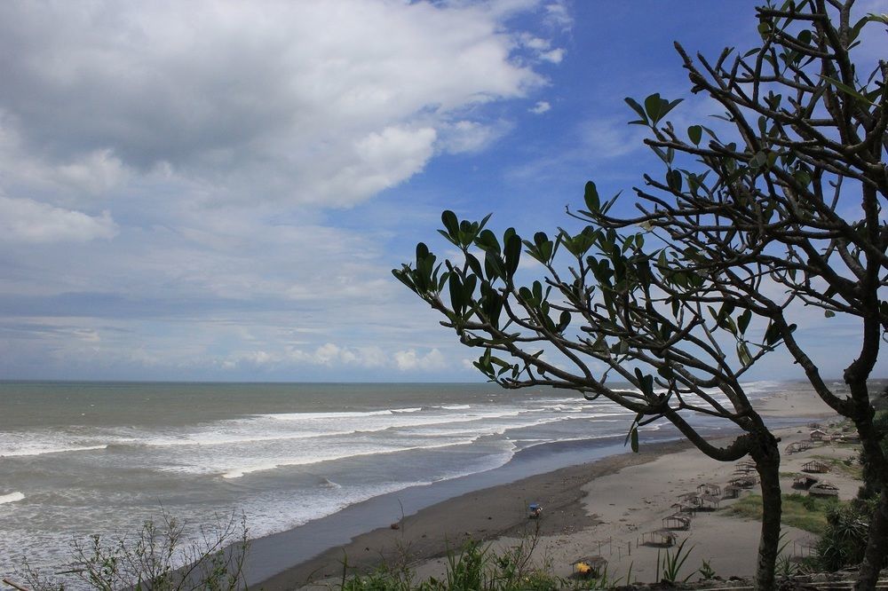 Queen Of The South Beach Resort Yogyakarta Exterior photo